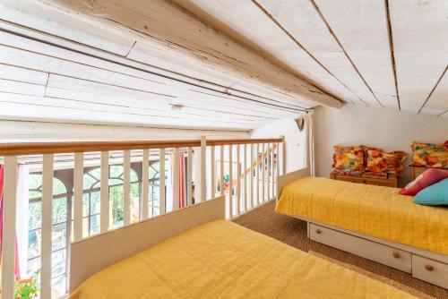 圣雷米普罗旺斯L'orangerie的一间卧室设有一张床和一个阳台