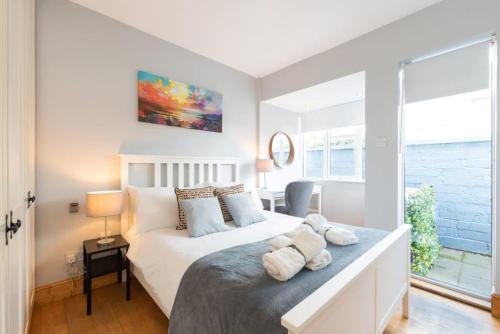 都柏林Beautiful Cottage Central Location Fast WIFI n TV的卧室配有白色的床和窗户。