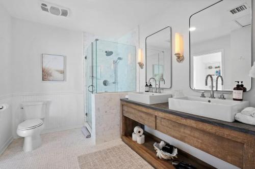 马里布The Camden Beach House的一间带两个盥洗盆、淋浴和卫生间的浴室