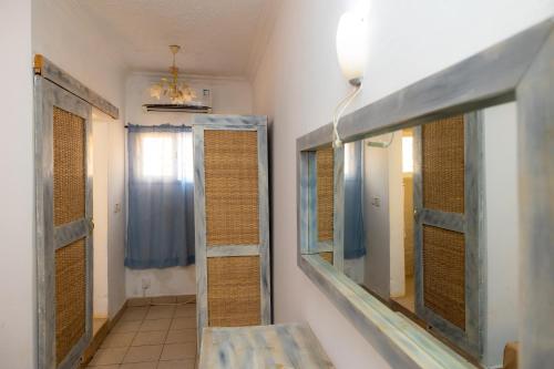 Sere KundaSarges Hotel的浴室设有镜子、水槽和窗户