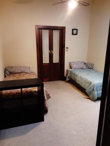 평안한 안식처的一间设有两张床的房间,其中有一扇门