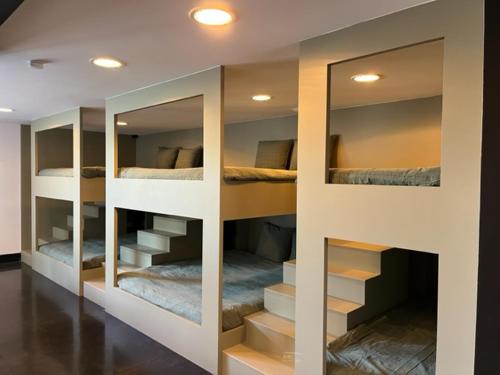 巴勒纳绍La Petite Fleur的客房设有三张双层床和镜子