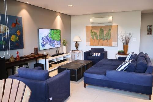 朱奎Condomínio Quinta de Juquehy - Prime Experience的客厅配有蓝色的沙发和电视
