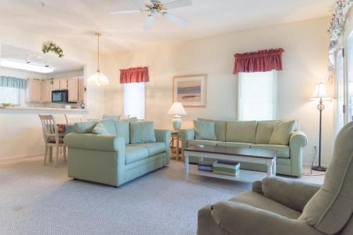北默特尔海滩Tidewater Teal Lake 1323的客厅配有两张沙发和一张桌子