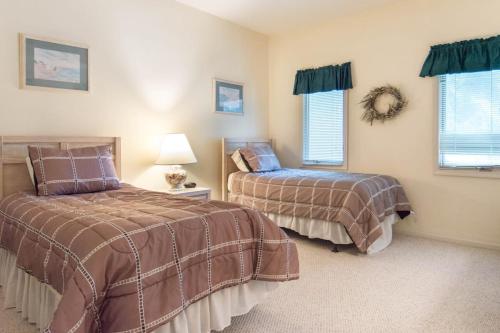 北默特尔海滩Tidewater Teal Lake 1323的一间卧室设有两张床和窗户。