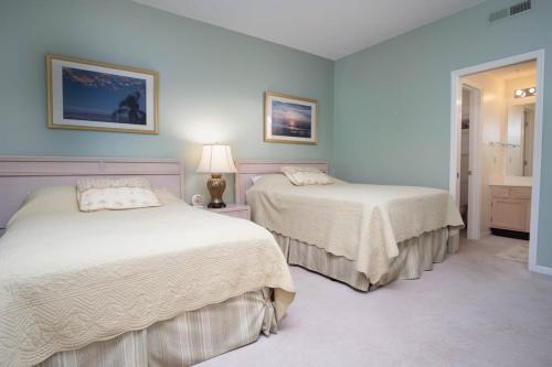 北默特尔海滩Teal Lake 2323的一间带两张床的卧室和一间浴室