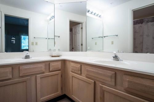 北默特尔海滩Teal Lake 2323的一间带两个盥洗盆和大镜子的浴室