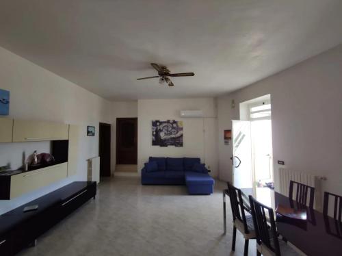 3 bedrooms apartement with garden and wifi at Stazione di Fasano 8 km away from the beach客房内的一张或多张床位