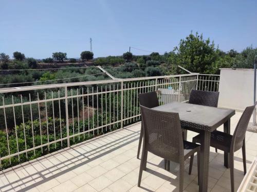 3 bedrooms apartement with garden and wifi at Stazione di Fasano 8 km away from the beach的阳台或露台