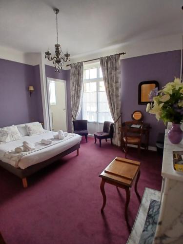 圣瓦斯特拉乌格格兰提尔酒店的一间卧室设有一张床和一间客厅。