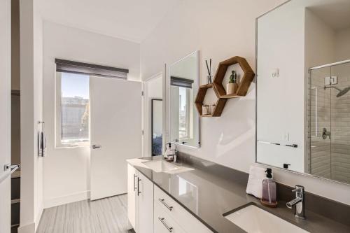 丹佛Modern 2BR Condo Walk to all RiNo Attractions的白色的浴室设有两个盥洗盆和镜子