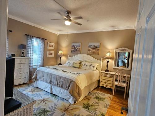 北默特尔海滩Teal Lake 1413的一间卧室配有一张床和吊扇