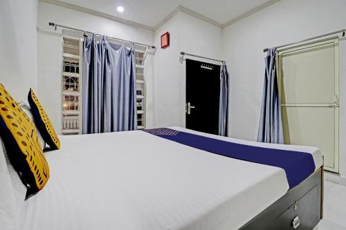 KharkaOYO Amer Inn的一间卧室配有一张大床和一个衣柜