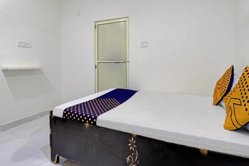 KharkaOYO Amer Inn的一间小卧室,卧室内配有一张床铺