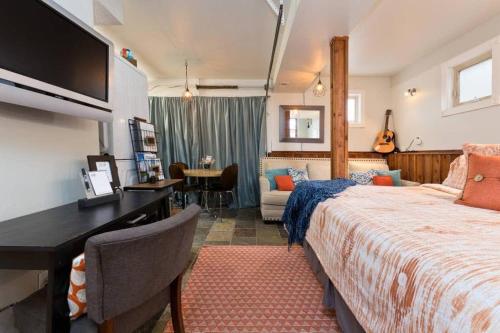 博伊西#StayinMyDistrict Hyde Park Northend Studio的配有一张床和一张书桌的酒店客房