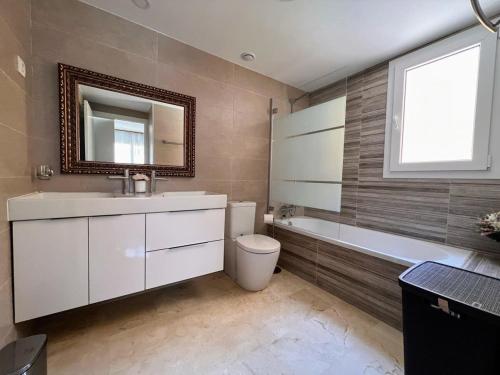 蓬塔普里马Tropical First floor apartment PP25的浴室配有盥洗池、卫生间和镜子。