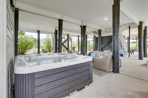 默特尔比奇Luxury Home with Ocean View, Private Pool, and Hot Tub的一间客房中间的大浴缸