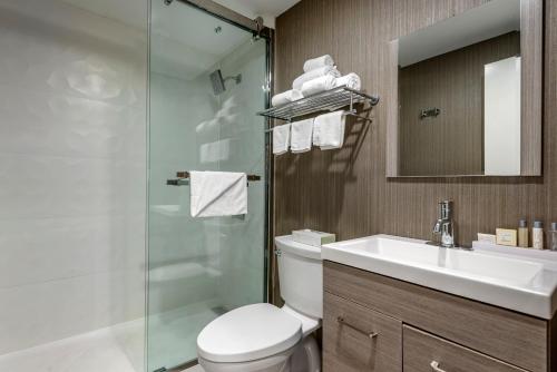 Amwell Suites Somerset/Bridgewater的浴室配有卫生间、盥洗盆和淋浴。