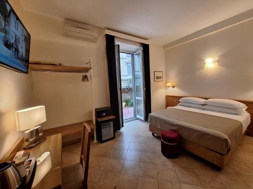 罗马普林奇比欧金尼奥酒店的一间卧室设有一张床和一个大窗户