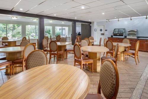 Amwell Suites Somerset/Bridgewater的用餐室配有桌椅