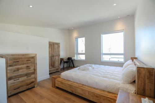 BrownsburgChalet Élios的一间卧室配有一张大床和一个木制梳妆台