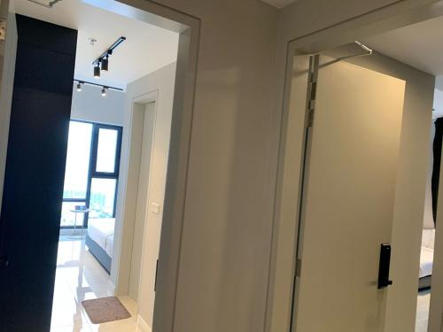 吉隆坡Klcc Suites at Axon By Skypool的一间房间,房间内设有滑动玻璃门