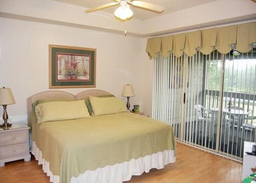 北默特尔海滩Heron Lake 3232的一间卧室配有一张床和吊扇