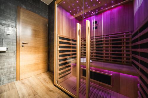 瓦拉日丁托普利采K Relax Place, Varaždinske Toplice, modern home with Sauna, Jacuzzi, WIFI的浴室设有紫色照明的酒窖