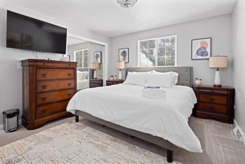 森特尼尔4BR Centennial Charmer Trails Parks DTC的一间卧室配有一张大床和一台平面电视
