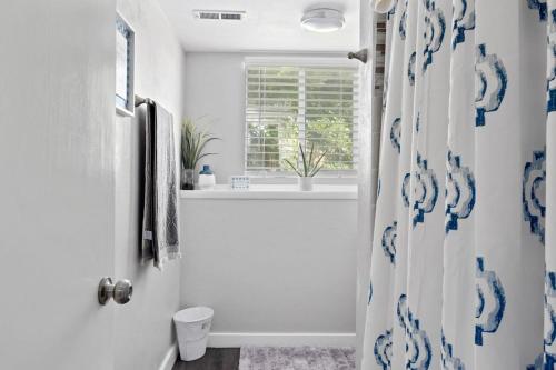 森特尼尔4BR Centennial Charmer Trails Parks DTC的浴室设有蓝色和白色的淋浴帘