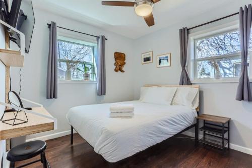 丹佛3BD Family Friendly Walk to Huston Lake的一间卧室设有一张床和两个窗户。