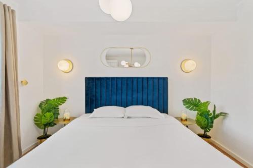 卢森堡Chic Apt Close to Kirchberg Shopping Centre ID157的一间卧室配有一张大床和蓝色床头板