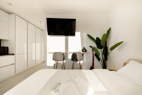 卢森堡Prime Location Modern Gem in Gasperich的白色卧室配有一张大床和一张书桌
