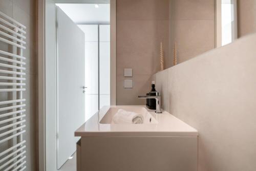 卢森堡Prime Location Modern Gem in Gasperich的白色的浴室设有水槽和镜子