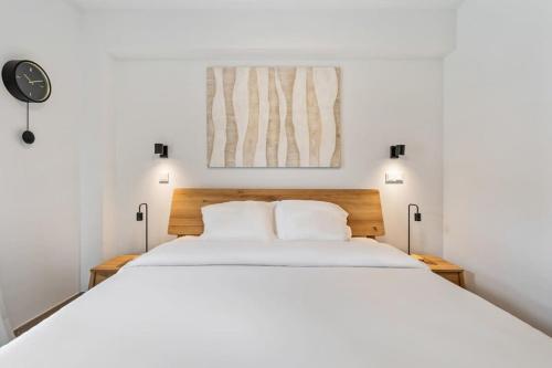 卢森堡Clausen Serenity Cozy Apt ID208的卧室配有一张带两个枕头的大白色床