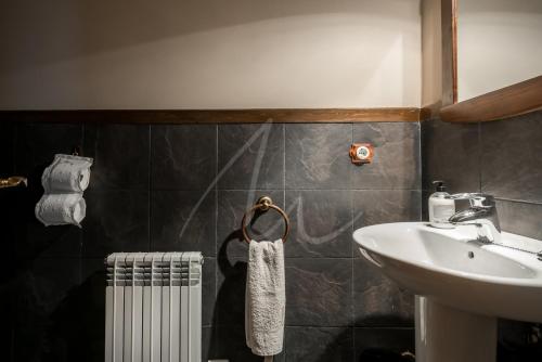 博索斯特Casa Garona by SeaMount Rentals的一间带水槽和白色毛巾的浴室
