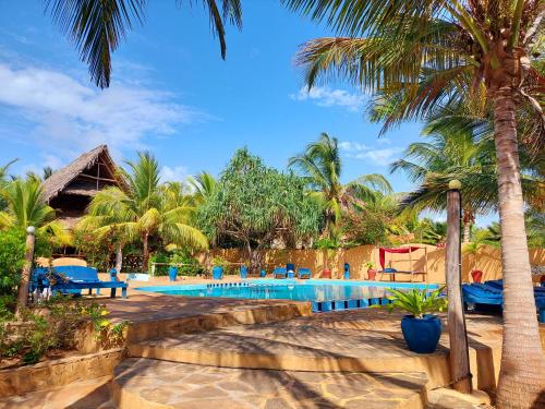 蓬圭示巴大床间海滩小屋酒店的棕榈树游泳池度假村