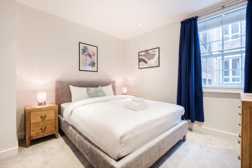 伦敦City of London - CityApartmentStay的卧室设有一张白色大床和一扇窗户。