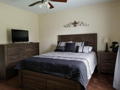 库克维尔Spacious 3BR 2BA 11 mins away from Cummins Falls State Park!!!的一间卧室配有一张床和一台平面电视