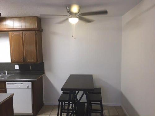 劳顿One bedroom close to Fort Sill!的厨房配有吊扇和桌椅