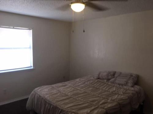 劳顿One bedroom close to Fort Sill!的一间卧室配有一张床和吊扇