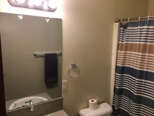 劳顿Simple 1-bedroom unit upstairs close to Fort Sill!的浴室设有镜子、盥洗盆和卫生间