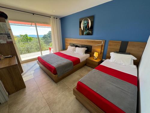 克莱蒙莱罗DOMAINE MAXXIM的酒店客房设有两张床和窗户。