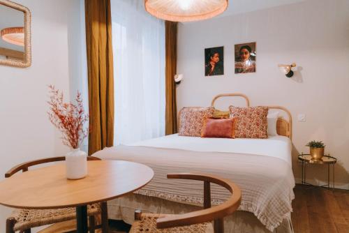 雷恩Apparts' Rennes BnB Solferino -Centre Gare的一间小卧室,配有一张床和一张桌子