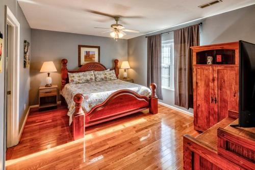 鸽子谷Entire house close to everything in Sevier County的一间卧室配有红色的床和电视