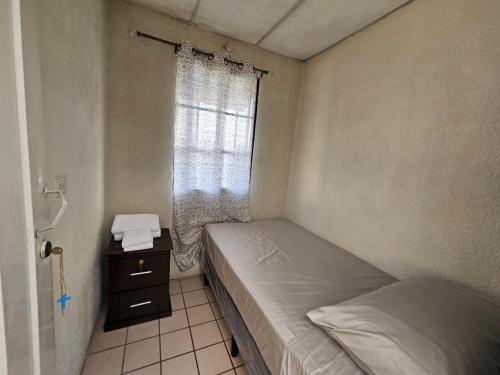 Nueva San SalvadorBuena Vista Home的小房间设有两张床和窗户