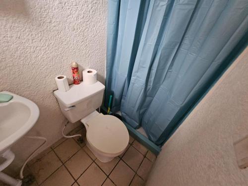 Nueva San SalvadorBuena Vista Home的浴室设有卫生间,配有两卷卫生纸