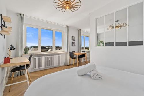 卢森堡Tranquil Retreat in the Vianden ID224的白色的卧室配有一张白色的大床和一张书桌