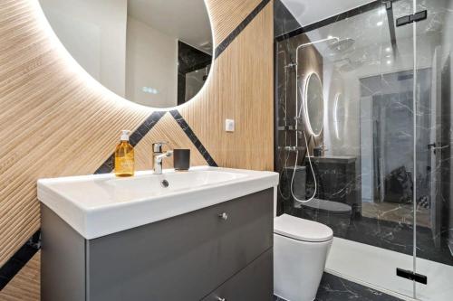 卢森堡Tranquil Retreat in the Vianden ID224的一间带水槽、卫生间和镜子的浴室