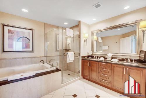 拉斯维加斯MGM Signature-15-604 Jacuzzi Studio的带浴缸、水槽和淋浴的浴室